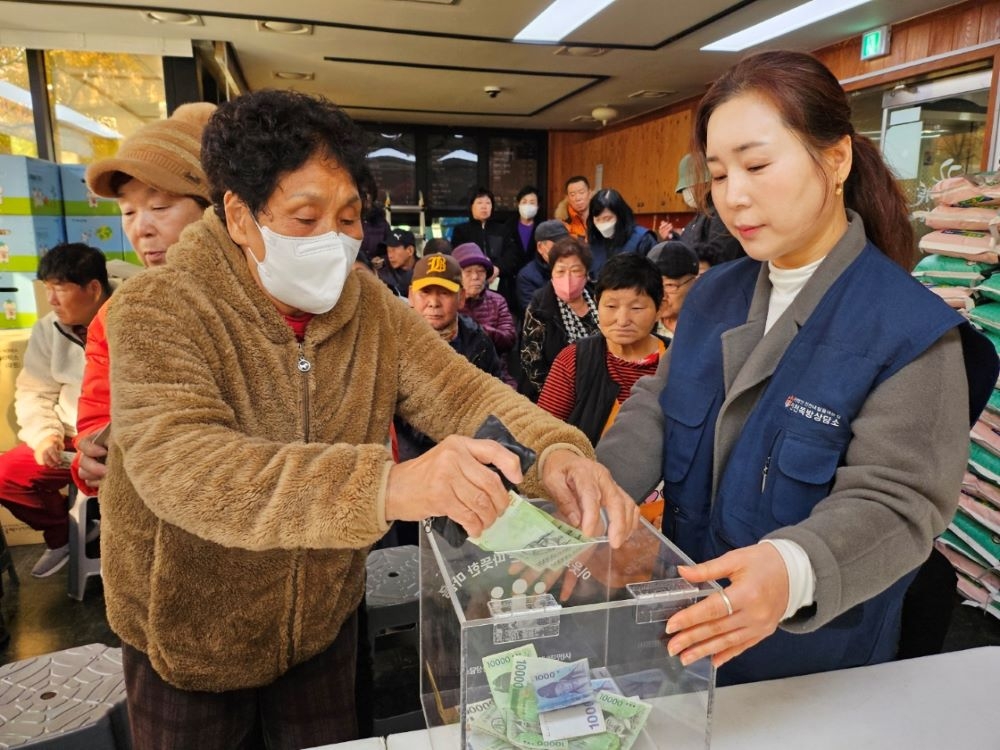 인천쪽방촌 주민이 모금함에 기부금을 넣고 있다.