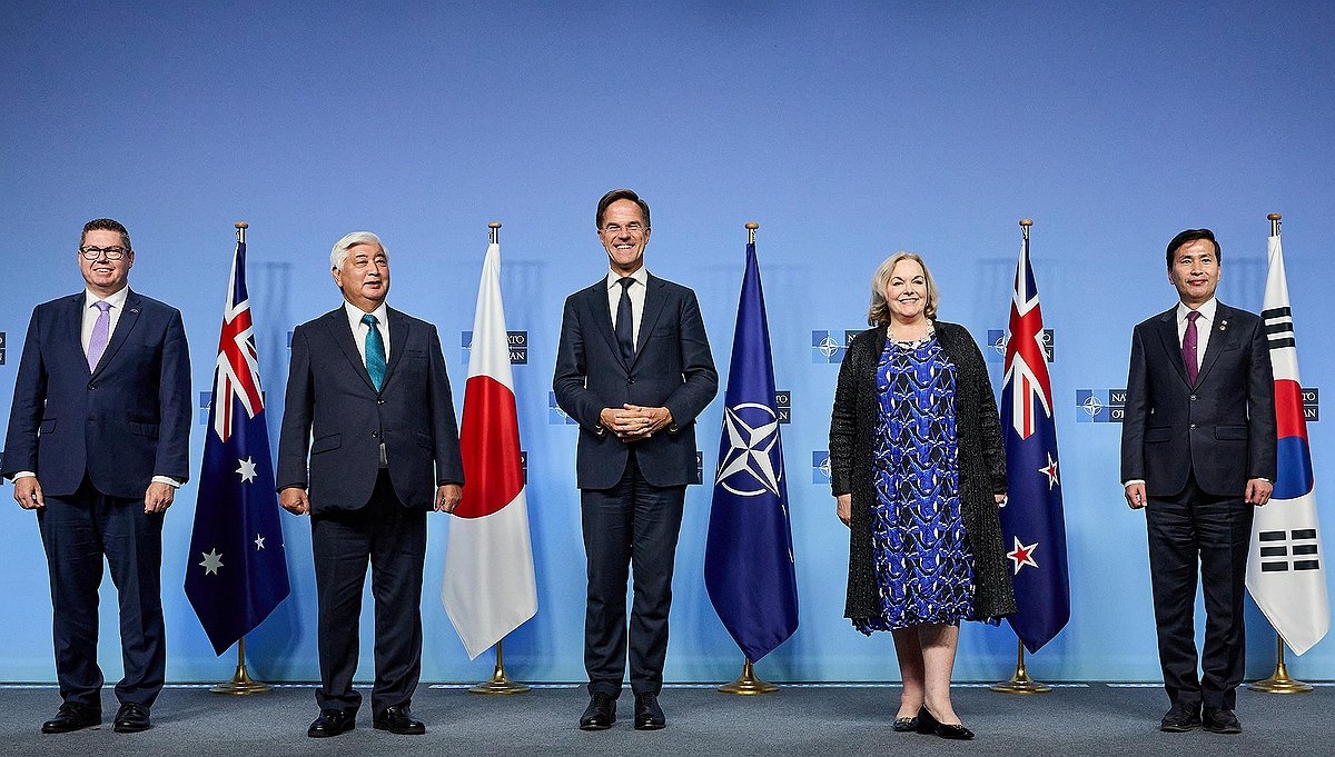 South Korean Vice Defense Minister Kim Seon-ho (right) poses with North Atlantic Treaty Organization Secretary General Mark Rutte (center) and the defense ministers of Australia, Japan and New Zealand at the defense ministers' meeting of NATO in Brussels on Oct. 17, 2024 in this file photo. (North Atlantic Treaty Organization)