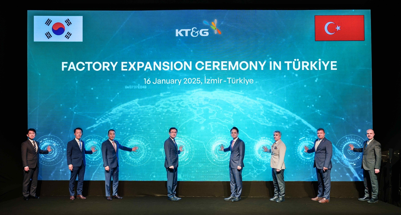 KT&G CEO Bang Kyung-man (center right), Korean Ambassador to Turkey Jeong Yeon-doo (center left), Tire District Governor Vural Karagul (third from right) and other company and local officials pose for a photo at the company's plant expansion ceremony held in Izmir, Turkey, Thursday. (KT&G)