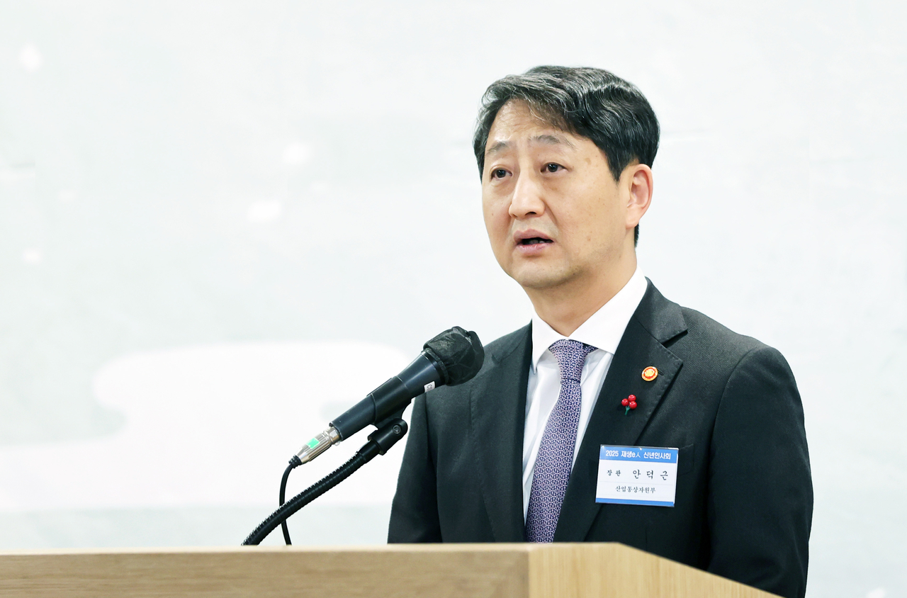 Industry Minister Ahn Duk-geun delivers a New Year address during a renewable energy conference in Gangnam, Seoul, Wednesday. (Ministry of Trade, Industry and Energy)