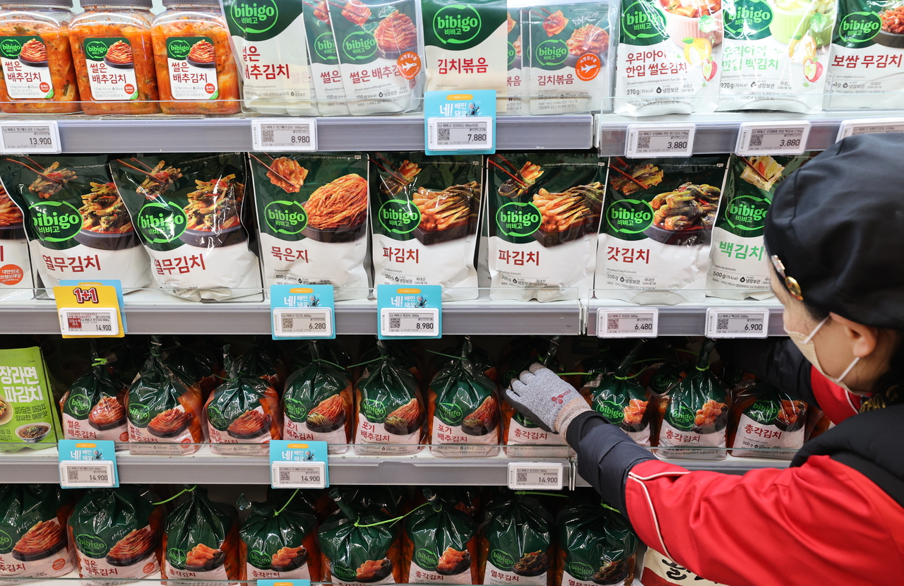 서울의 한 대형마트에서 관계자가 김치를 진열하고 있다. [연합]