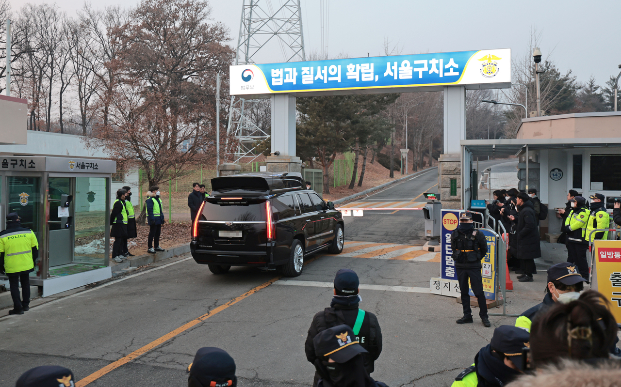A security car enters the Seoul Detention Center where President Yoon Suk Yeol is detained. (Yonhap)