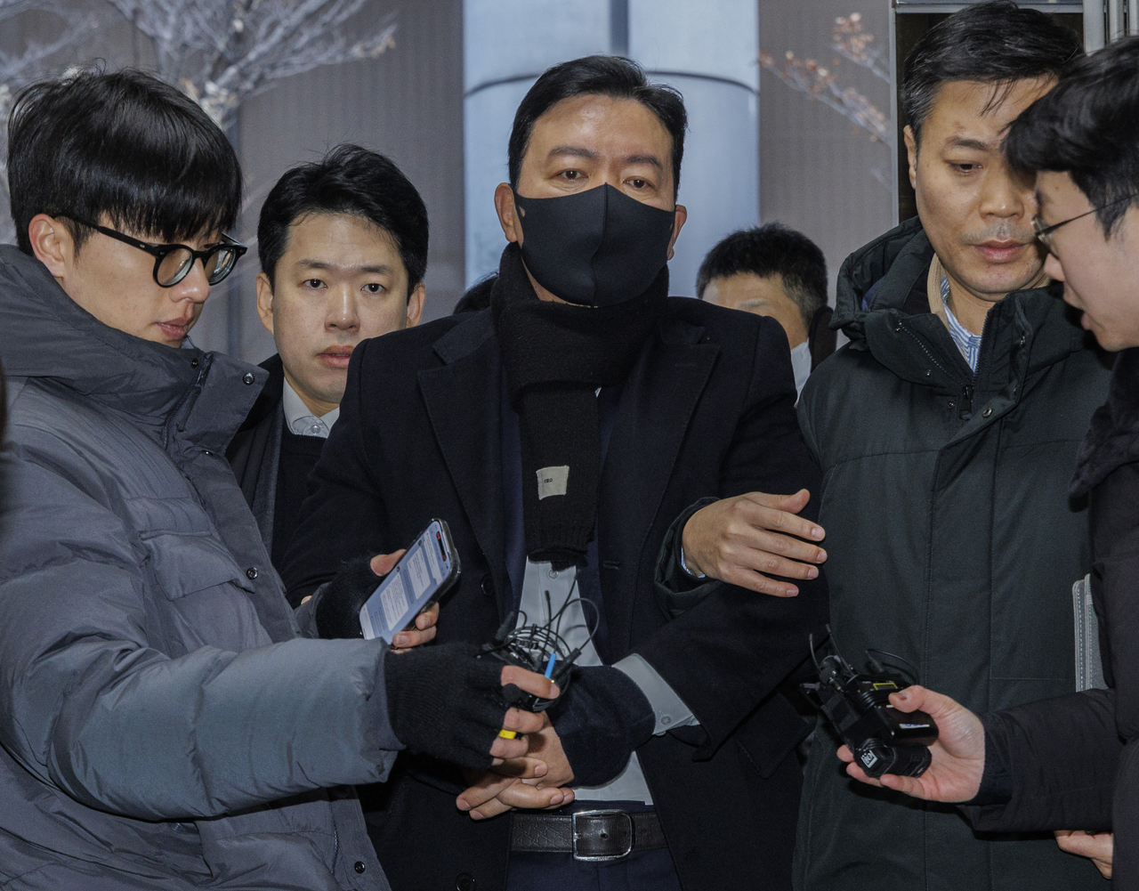 Kim Seong-hoon, deputy chief of the Presidential Security Service, is being taken in for questioning at the National Office of Investigation last Friday. (Yonhap)