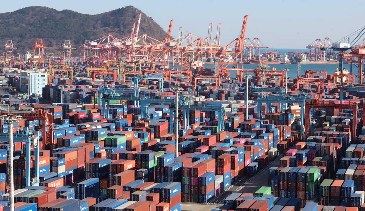 Containers are stacked at a port in South Korea's southern city of Busan on Wednesday (Yonhap)