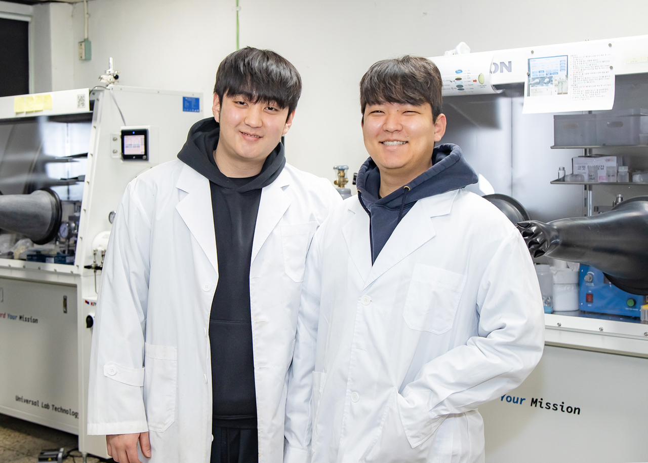 영남대 화학과 장도원, 김영훤 학생(왼쪽부터).[영남대 제공]