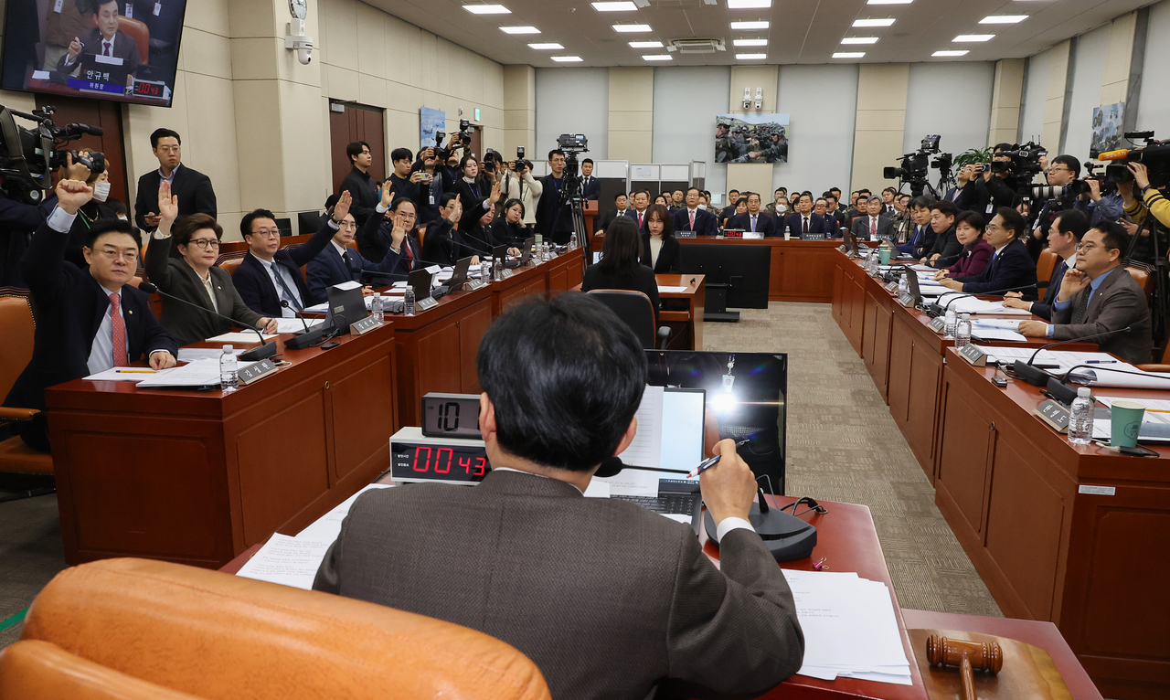 A parliamentary special committee looking into President Yoon Suk Yeol's martial law declaration tables a motion on Jan. 22 to issue an order to bring Yoon to appear as a witness at the hearing. (Yonhap)