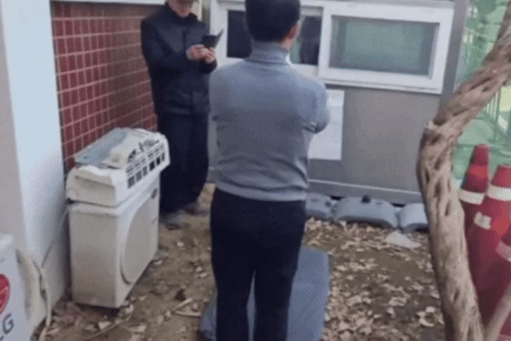 A man performs 108 bows of respect for President Yoon Suk Yeol, arrested on charges of insurrection and abuse of power, outside the Seoul Detention Center in this undated video. (YouTube)