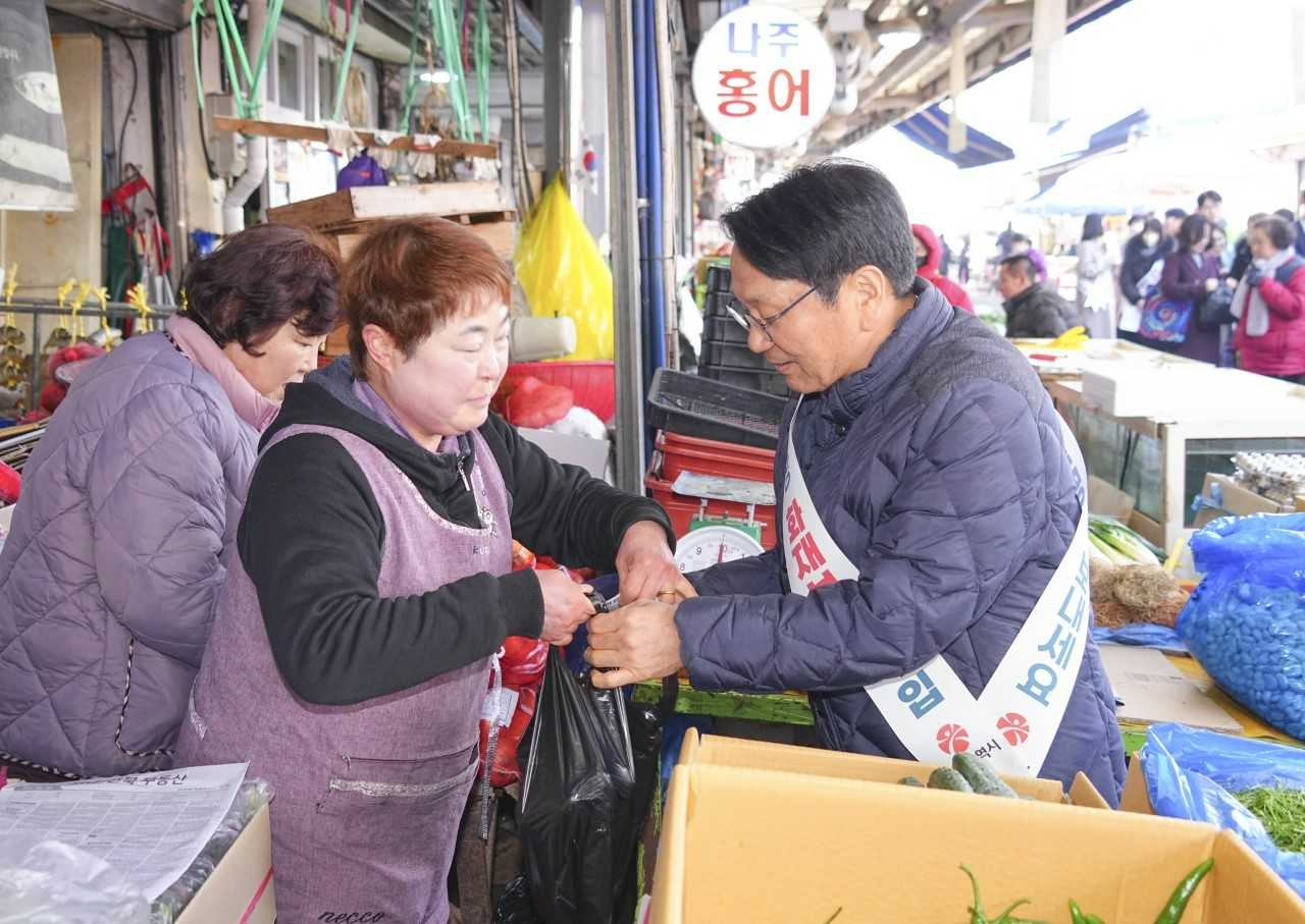 강기정 광주시장이 설을 앞둔 21일 광주송정시장에서 현장점검에 나섰다.