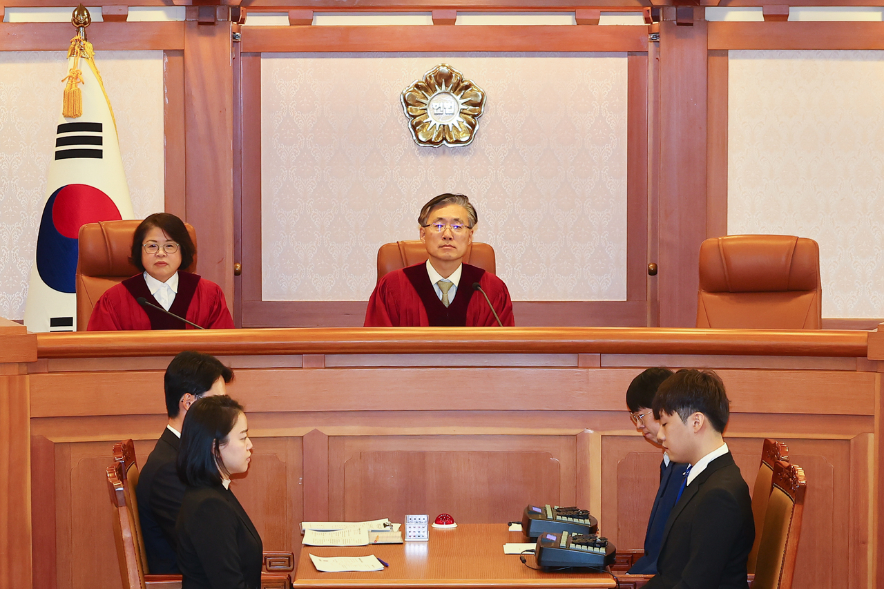 김형두(오른쪽), 김복형 헌법재판관이 22일 오후 서울 종로구 헌법재판소 소심판정에서 열린 이창수 서울중앙지검장, 조상원 4차장, 최재훈 반부패2부장의 탄핵 심판 3차 변론준비기일 진행을 위해 자리에 앉아 있다. [연합]