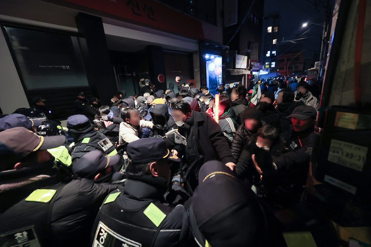 Protesters clash with police near the Seoul Western District Court, Seoul, during a violent protest on Jan. 16. (Yonhap)