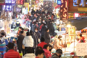 Traditional markets bustling with Seollal shoppers