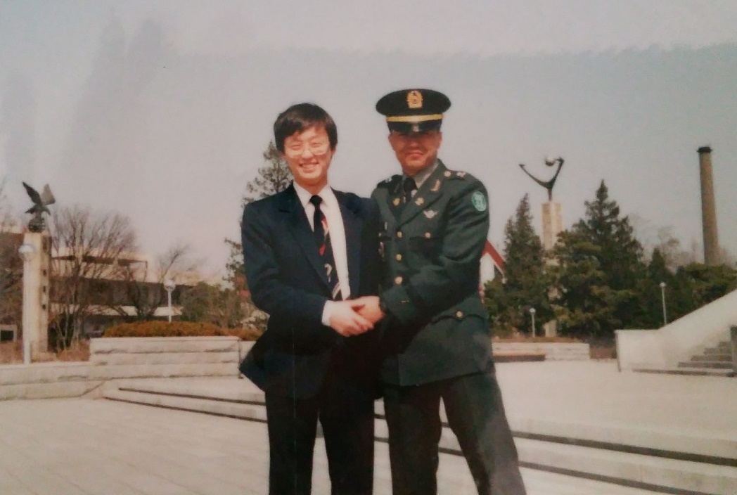 홍창성 미네소타 주립대 교수가 공개한 홍장원 전 국가정보원 1차장의 육사졸업식 사진 [홍창성 교수 페이스북 갈무리]