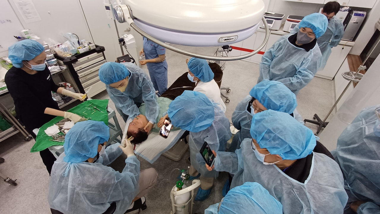 Dr. Park Hyun-gul demonstrates a live session of hair loss treatment as part of Miracell's Cellpia Global Platform Academy. (Miracell)