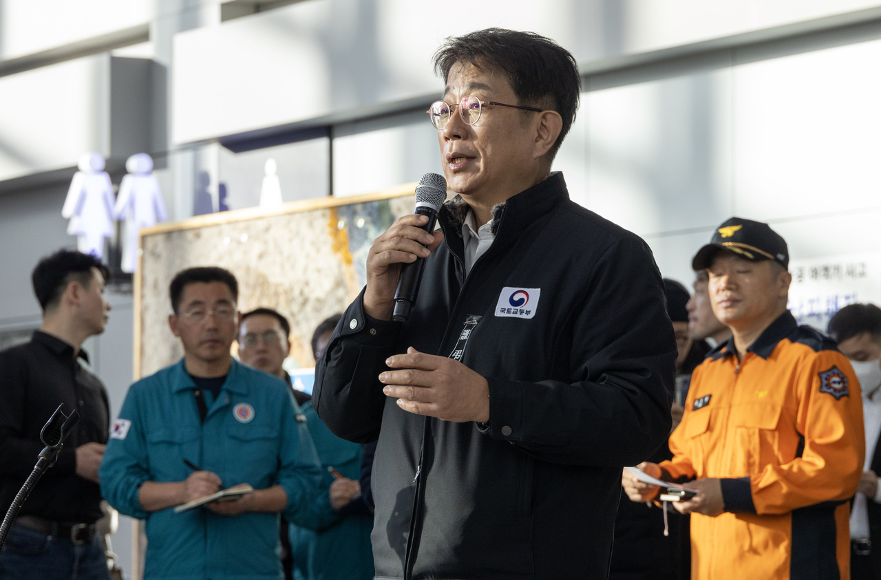 Transport Minister Park Sang-woo speaks to the families of victims of the Jeju Air crash at Muan International Airport on Dec. 31, 2024. (Yonhap)