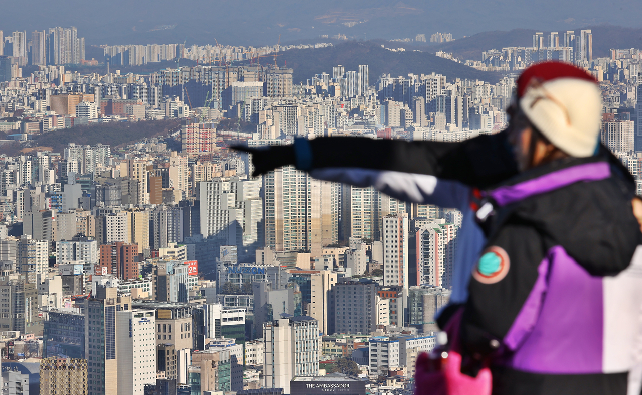 서울 남산에서 바라본 시내 아파트 단지. [연합]