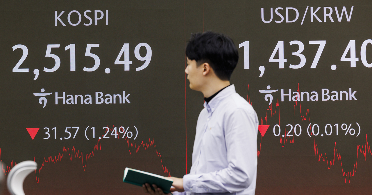 An electronic board showing the Korea Composite Stock Price Index at a dealing room of the Hana Bank headquarters in Seoul on Thursday. (Yonhap)