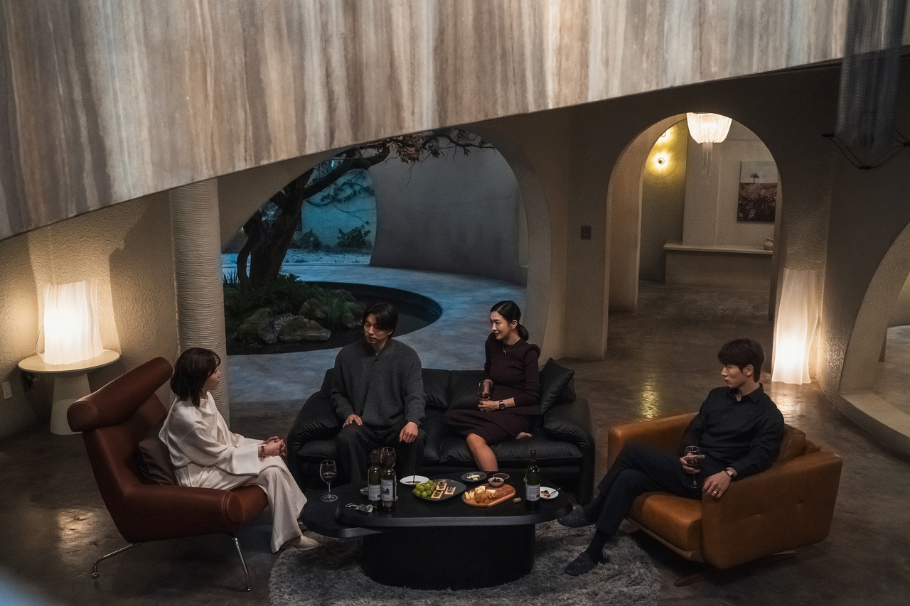 A scene from "The Trunk" starring Seo Hyun-jin as Noh In-ji, Gong Yoo as Han Jeong-won, Jung Yun-ha as Lee Seo-yeon and Jo I-geun as Yoon Ji-o (Netflix)