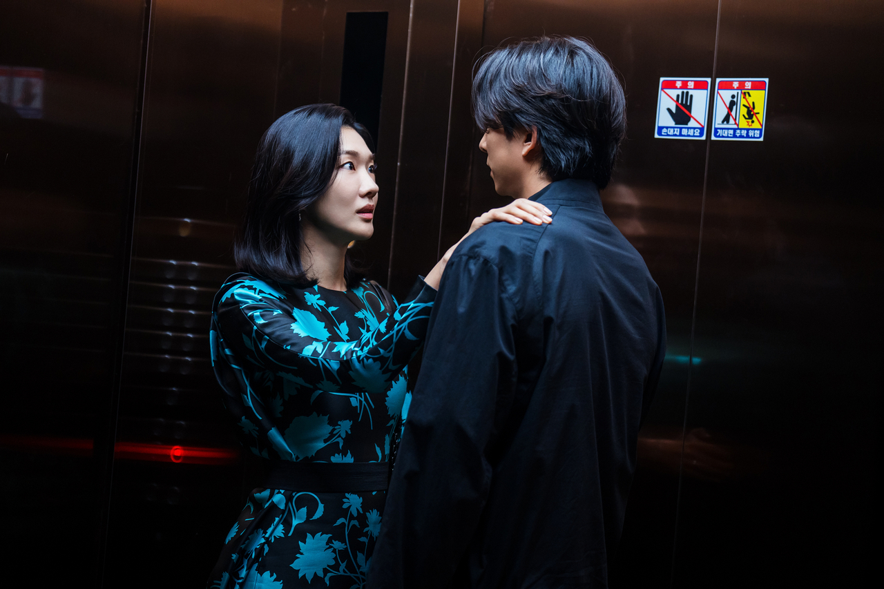 A scene from "The Trunk" starring Jung Yun-ha as Lee Seo-yeon and Gong Yoo as Han Jeong-won (Netflix)