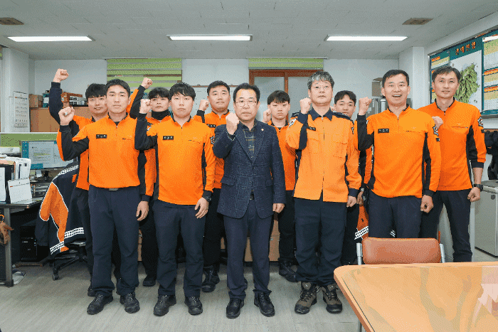 울릉군 의회가  설명절을 앞두고 사회복지시설과 군부대를 방문해 위문품을 전달하는 등 이웃 사랑과 나눔 문화를 실천했다(울릉군 의회제공)