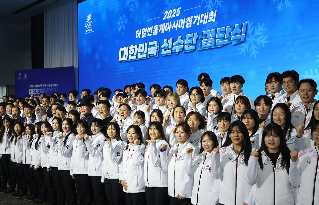 S. Korean national athletes competiting in the upcoming Winter Asian Games in Harbin next month pose for a photo during the official laucnh ceremony for the sports delegation in Seoul on Friday. (Yonhap)