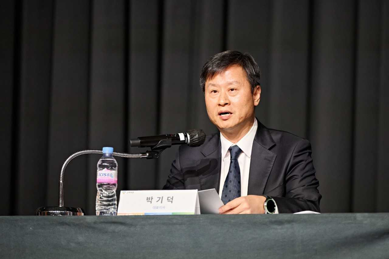 박기덕 고려아연 대표이사가 24일 서울 용산구 그랜드 하얏트 호텔에서 열린 기자회견에서 발언하고 있다. [고려아연 제공]