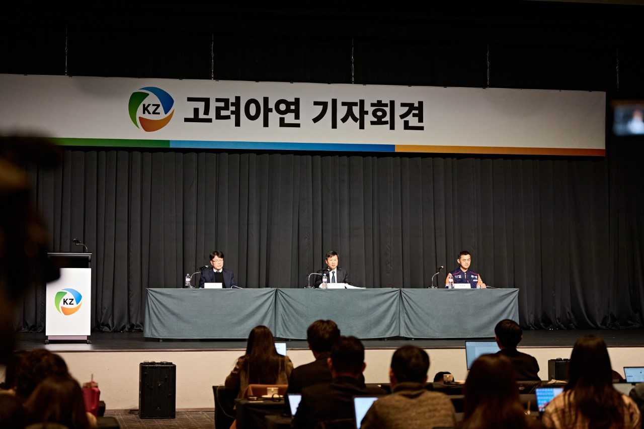 이제중 고려아연 부회장(CTO, 왼쪽부터)과 박기덕 고려아연 대표이사, 신봉철 고려아연 노조 부위원장이 기자회견장에 참석했다. [고려아연 제공]
