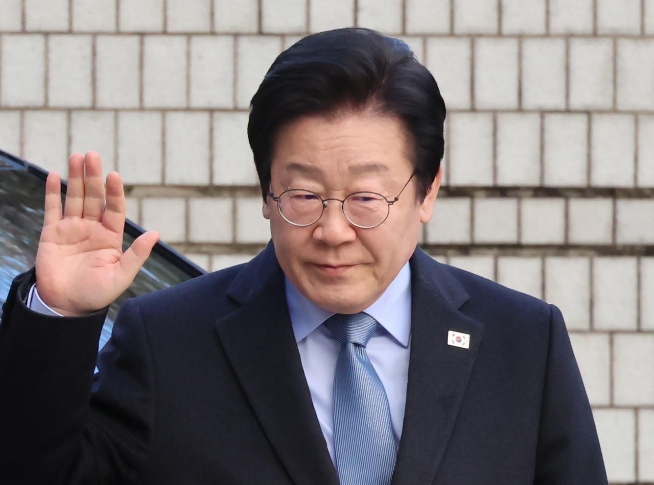 Democratic Party of Korea Chair Rep. Lee Jae-myung waves to his supporters as he appears for court Thursday afternoon. (Yonhap)