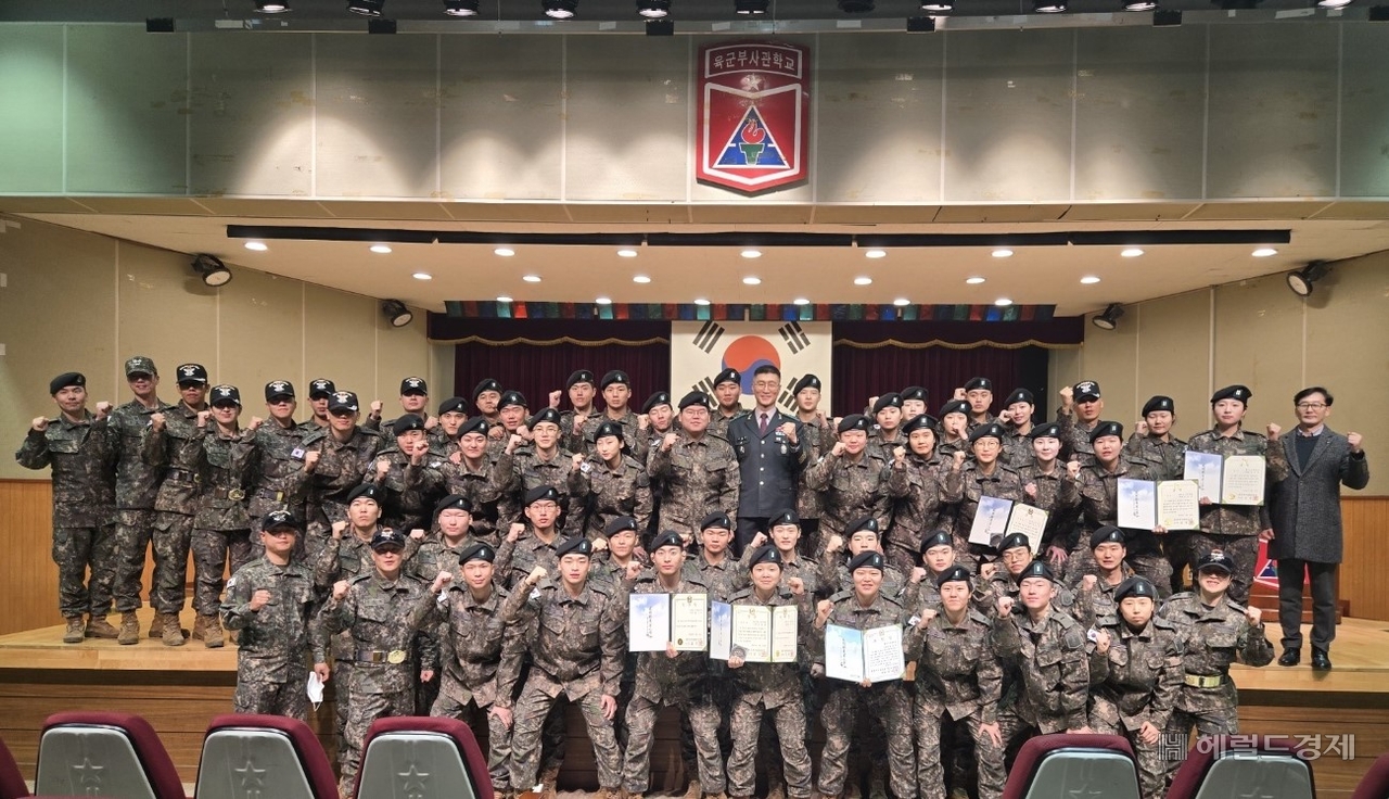 수료식후 단체기념사진을 찍고 있다.