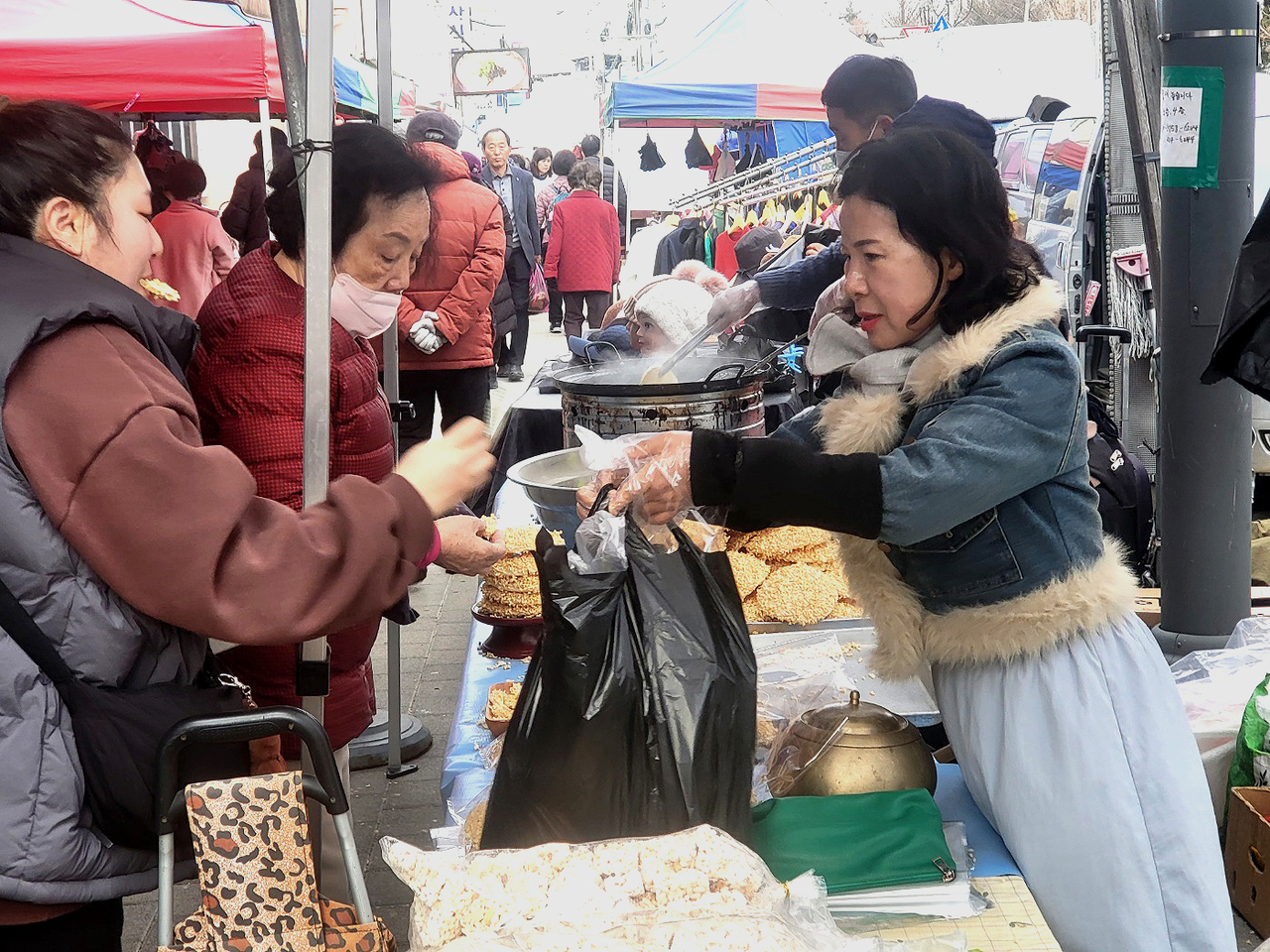 25일 로 5일장이 선  영주시 원당로에  제수 등을 준비하는 사람들로 붐비고 있다.(사진=김성권 기자)