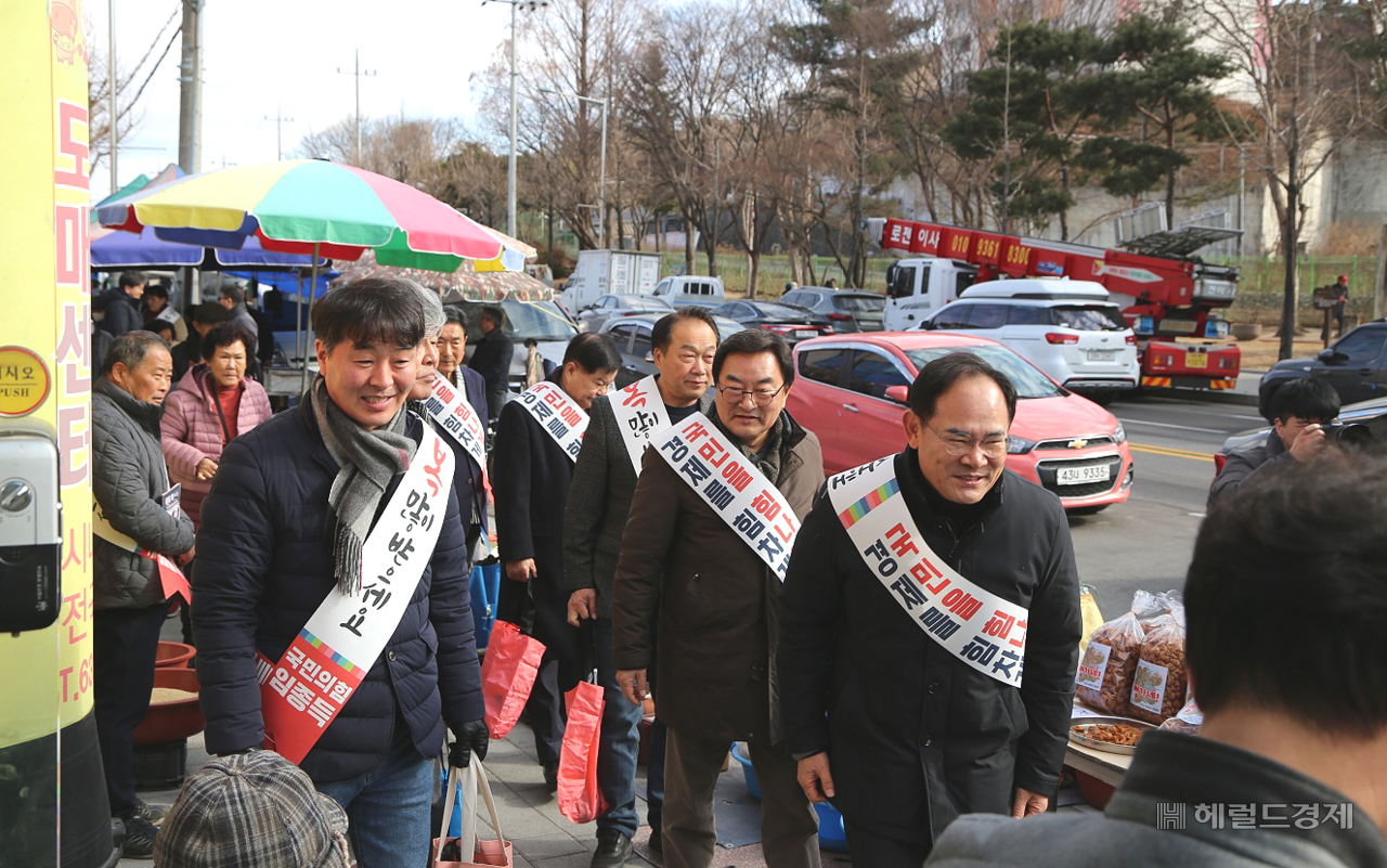 임종득 국회의원이  25일 설을 앞두고 국민의힘 영주시당원협의회 주요당직자 및 당원들과 함께 전통시장을 찾아  설민심을 청취하는 민생행보를 이어갔다.