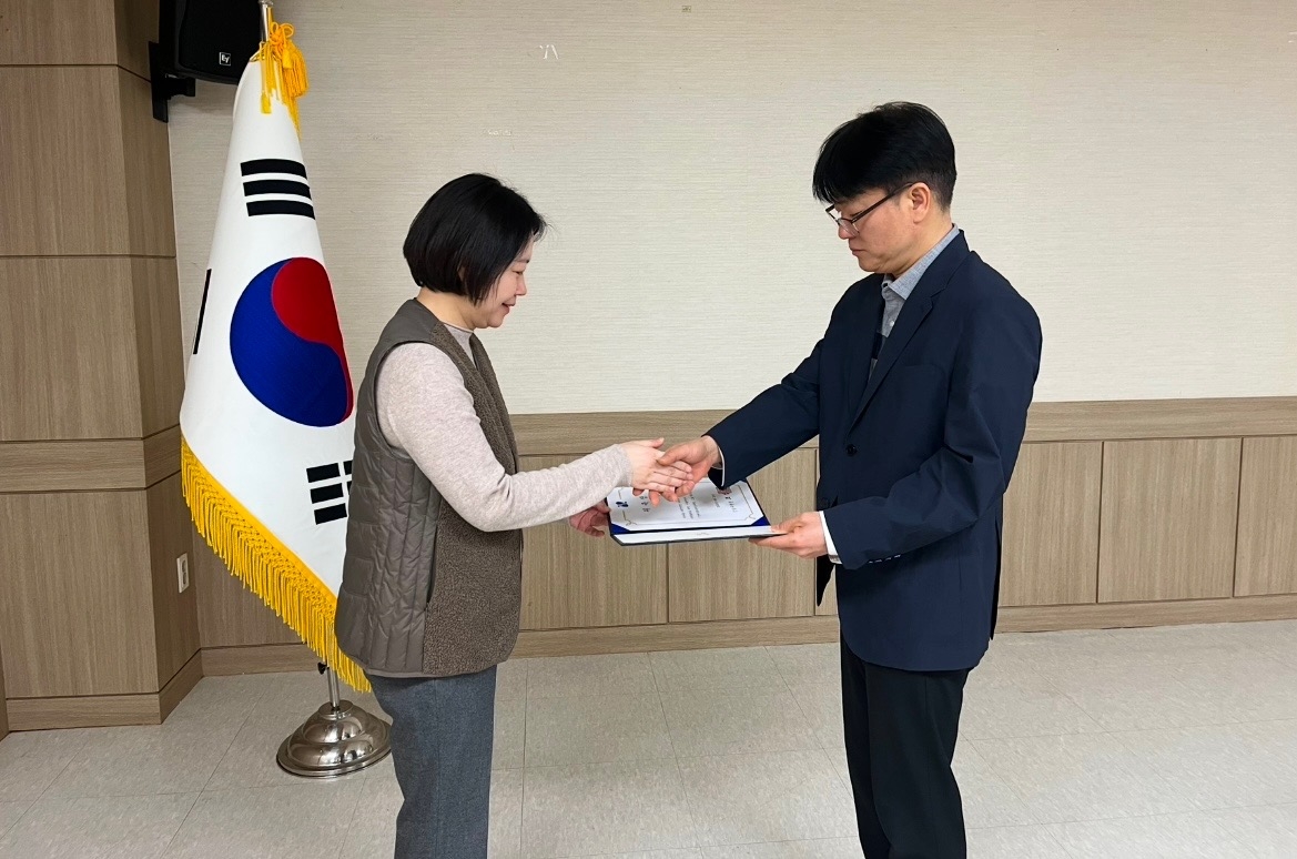 강남구청 관계자(오른쪽)가 명예사회복지공무원(왼쪽)에게 임명장을 수여하고 있다. [강남구 제공]