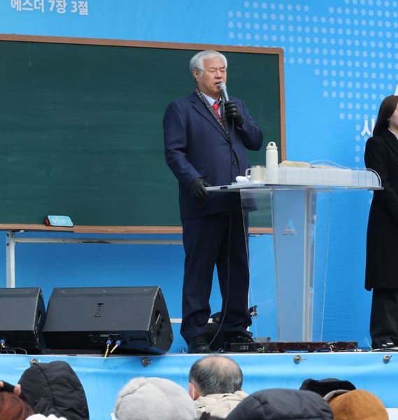 Sarang Jeil Church pastor Jeon Kwang-hoon speaks at a joint service of Christian groups in Gwanghwamun Plaza, central Seoul on Jan. 19. (Yonhap)