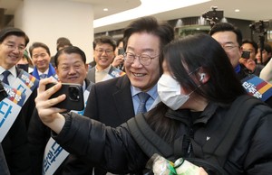 Who has eyes on presidency if Yoon is removed?