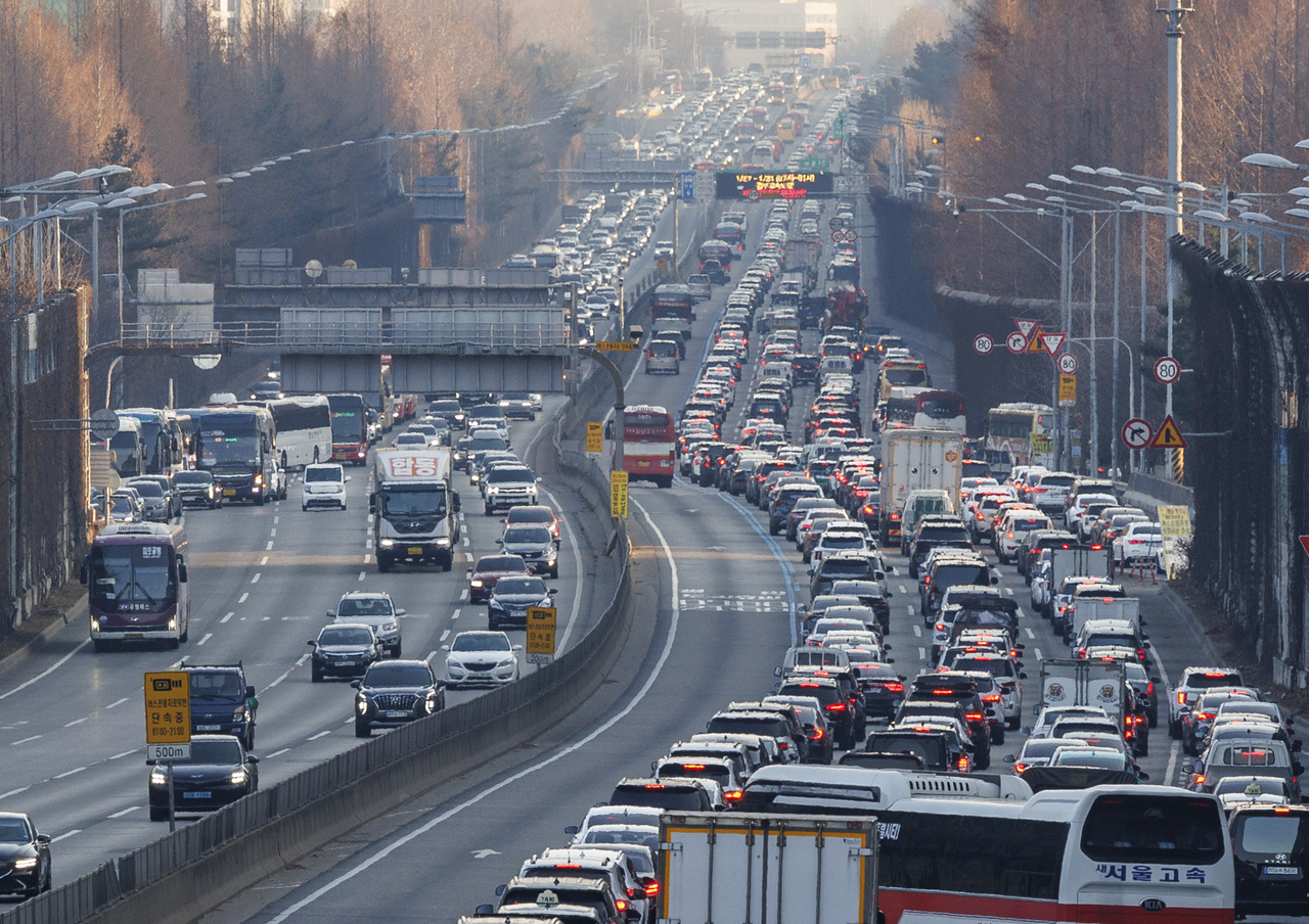 Traffic surges on highways on 2nd day of extended Lunar New Year