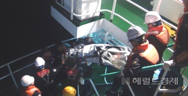 동해해경 경비함이 울릉도에서 발생한 응급환자를 이송하고 있다. 사진은 특정기사 내용과 관계없음(헤럴드 DB)