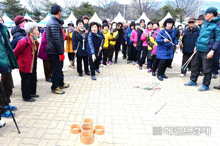 선비촌을 방문한 관광객들이 투호놀이를 즐기고 있다.( 헤럴드 DB))