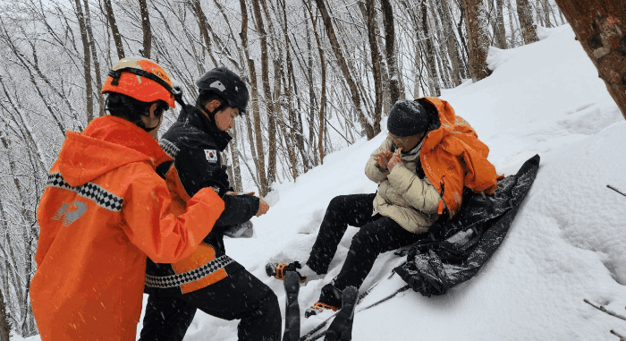 7일 오후 2시57분쯤 울릉도 성인봉(해발 987m) 7부 능선(팔각정 인근)에서 길 잃은 등산객 A(45) 씨가 산악구조대로 부터 안전하게 구조됐다(포항 남부소방서 제공)