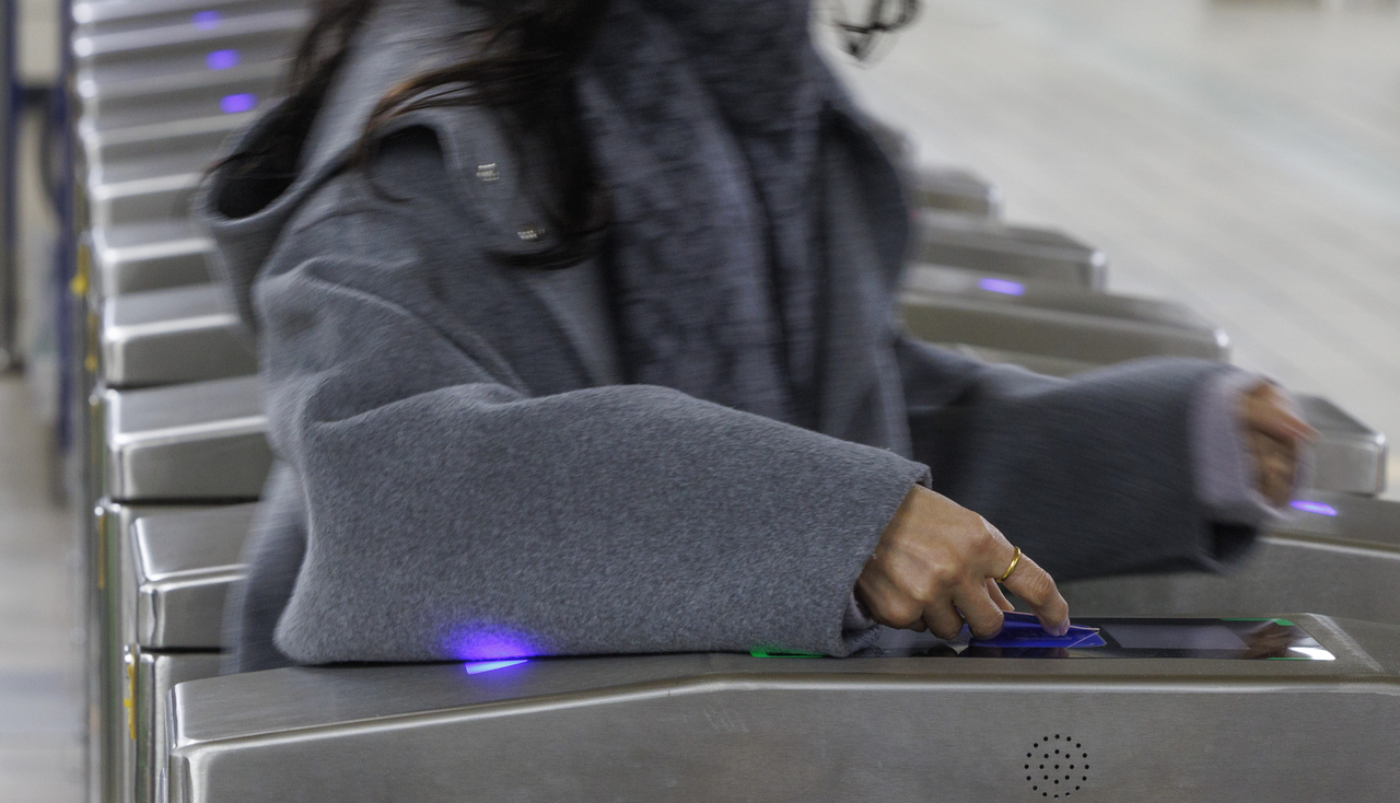 A passenger walks through the turnstiles at a subway station in Seoul, Jan. 22. (Yonhap)