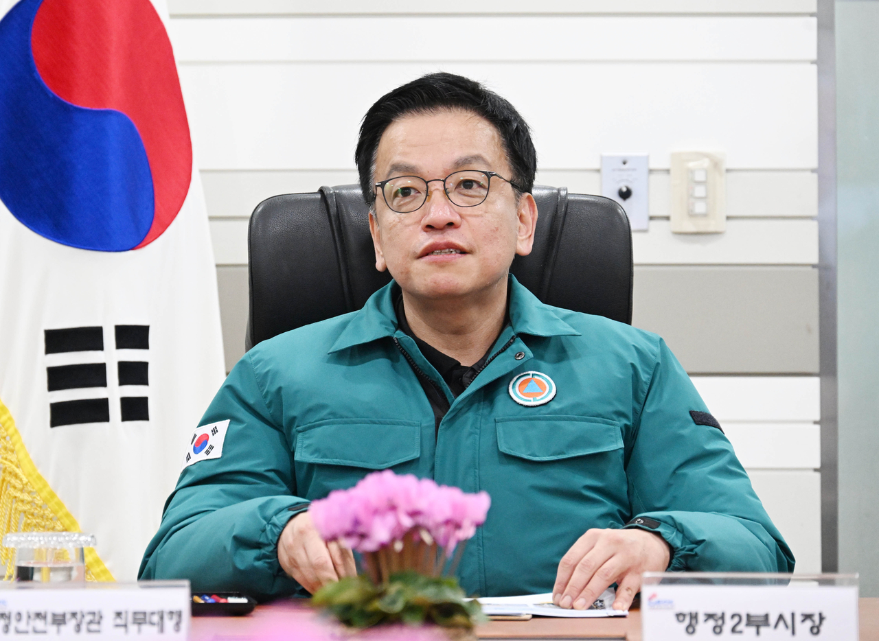 Acting President Choi Sang-mok leads a meeting during a visit to the Seoul Emergency Operations Center in Seoul on Monday. (Yonhap)