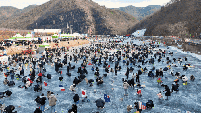 영남지역 최대 겨울 축제인  2025 안동암산얼음축제 가 성황리에 막을 내렸다(안동시 제공)