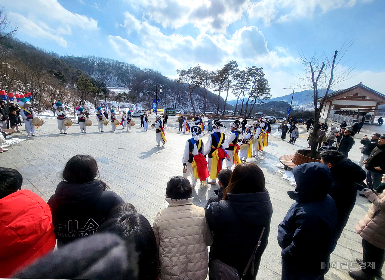 설 당일인29일 선비세상 죽계루 마당에서  신명나는 풍눌놀이 한마당이 펼쳐지고 있다(사진=김성권 기자)