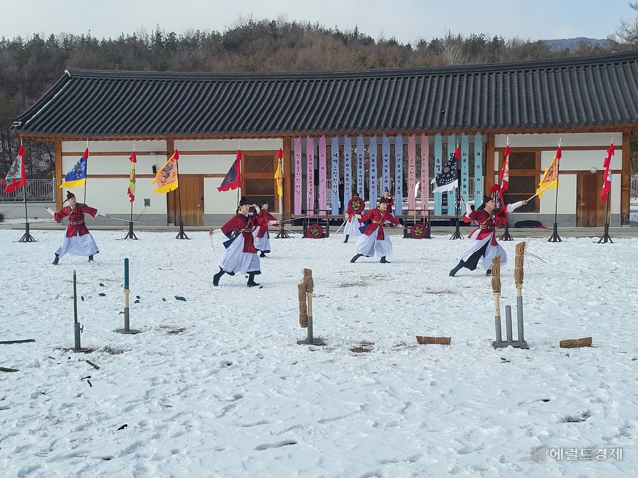 설 당일인 29일 선비세상 잔디광장에서 전통무예 퍼포먼스가 선보이고 있다(사진=김성권 기자)