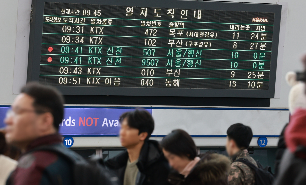 At Seoul Station on Tuesday morning, passengers wait as snow-induced delays affect trains nationwide during South Korea’s busy Seollal travel period. (Yonhap)