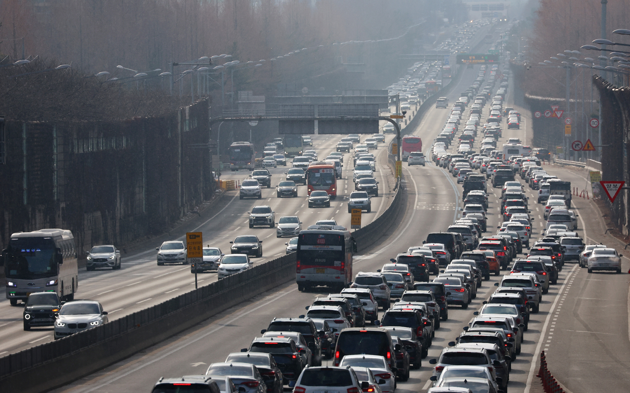 Cars clog the Seoul section of the Gyeongbu Expressway on Wednesday. (Yonhap)