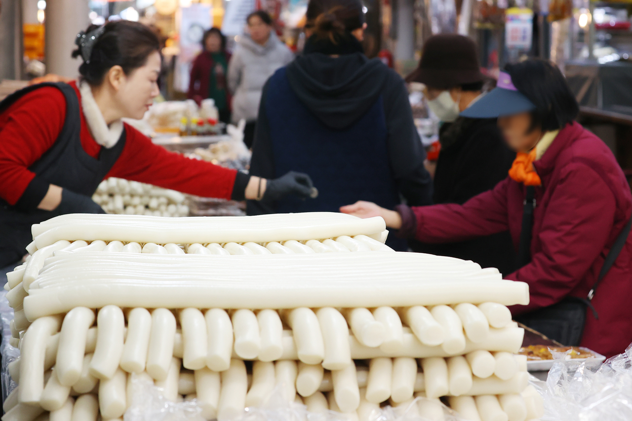 Traditional rice cakes are being sold at Donam Market in Seongbuk-gu, northern Seoul, on Jan. 24. (Yonhap)
