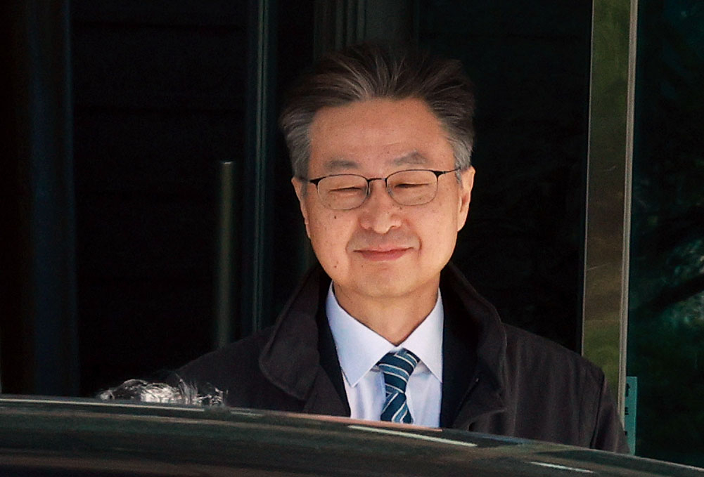 Choe Jae-hae, chief of the Board of Audit and Inspection, leaves his office in central Seoul, in this photo taken Dec. 5, after the National Assembly passed an impeachment motion against him. (Yonhap)