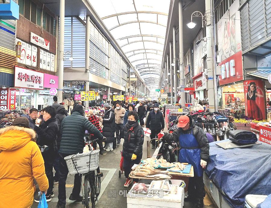 연휴 기간 붐비는 인파로 활기를 띠는 포항 죽도시장(포항시 제공)