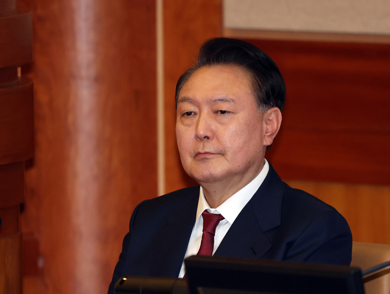 윤석열 대통령이 지난 23일 서울 종로구 헌법재판소에서 열린 탄핵심판 4차 변론에 출석해 있다. [연합]