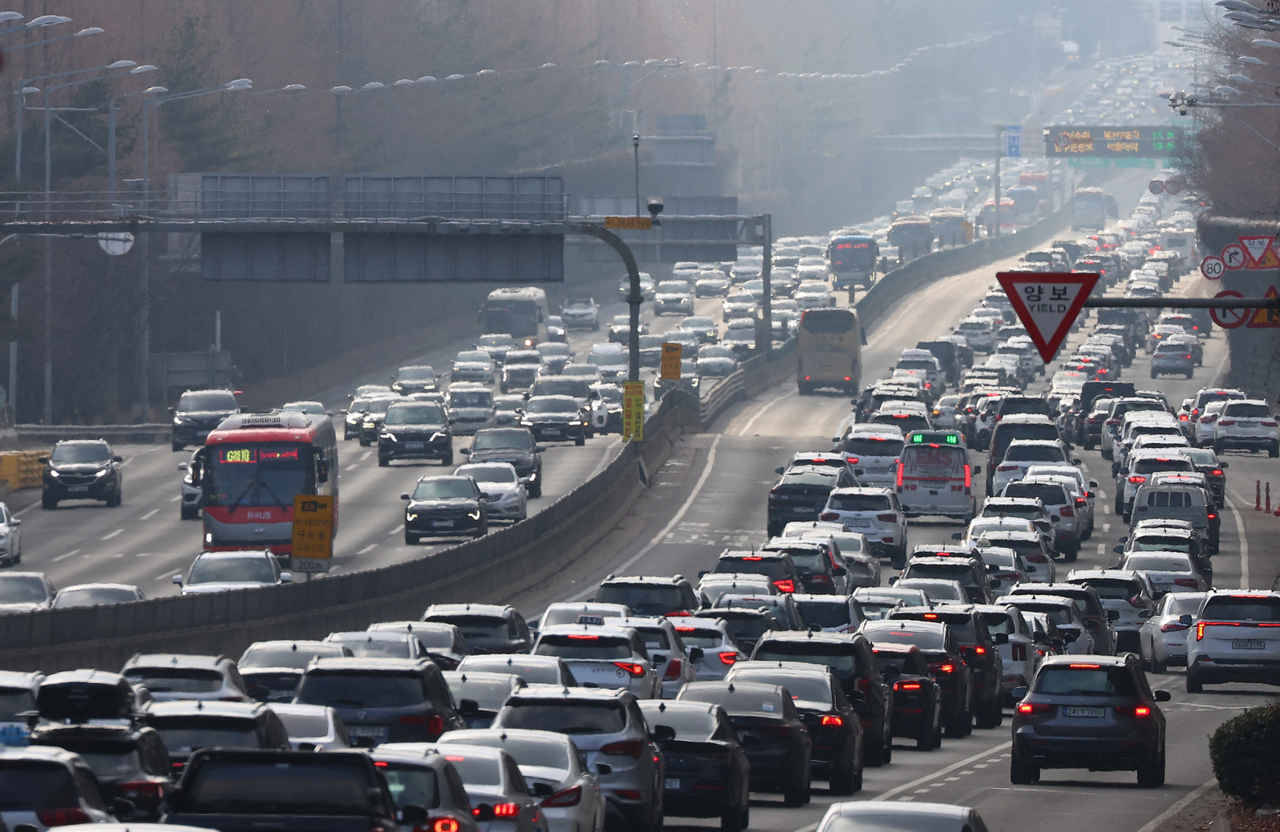 Cars clog the Seoul section of the Gyeongbu Expressway on Wednesday. (Yonhap)