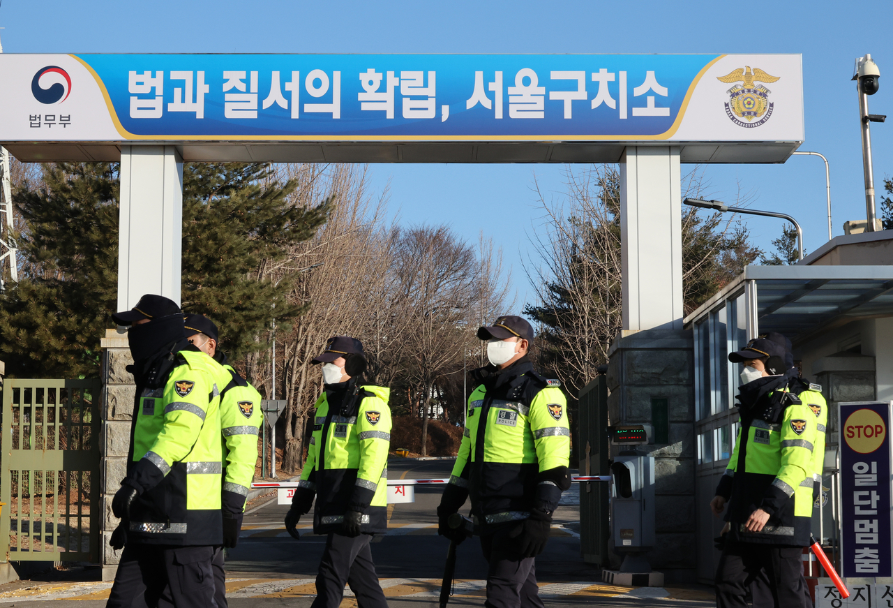 Police officers guard the gate to the Seoul Detention Center in Uiwang, Gyeonggi Province, Jan. 24. (Yonhap)